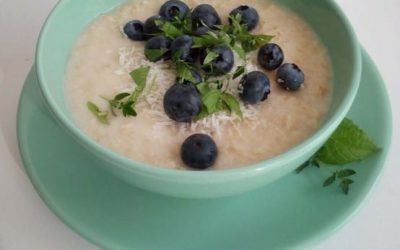 Havermoutpap van rijstemelk met blauwe bessen en verse munt